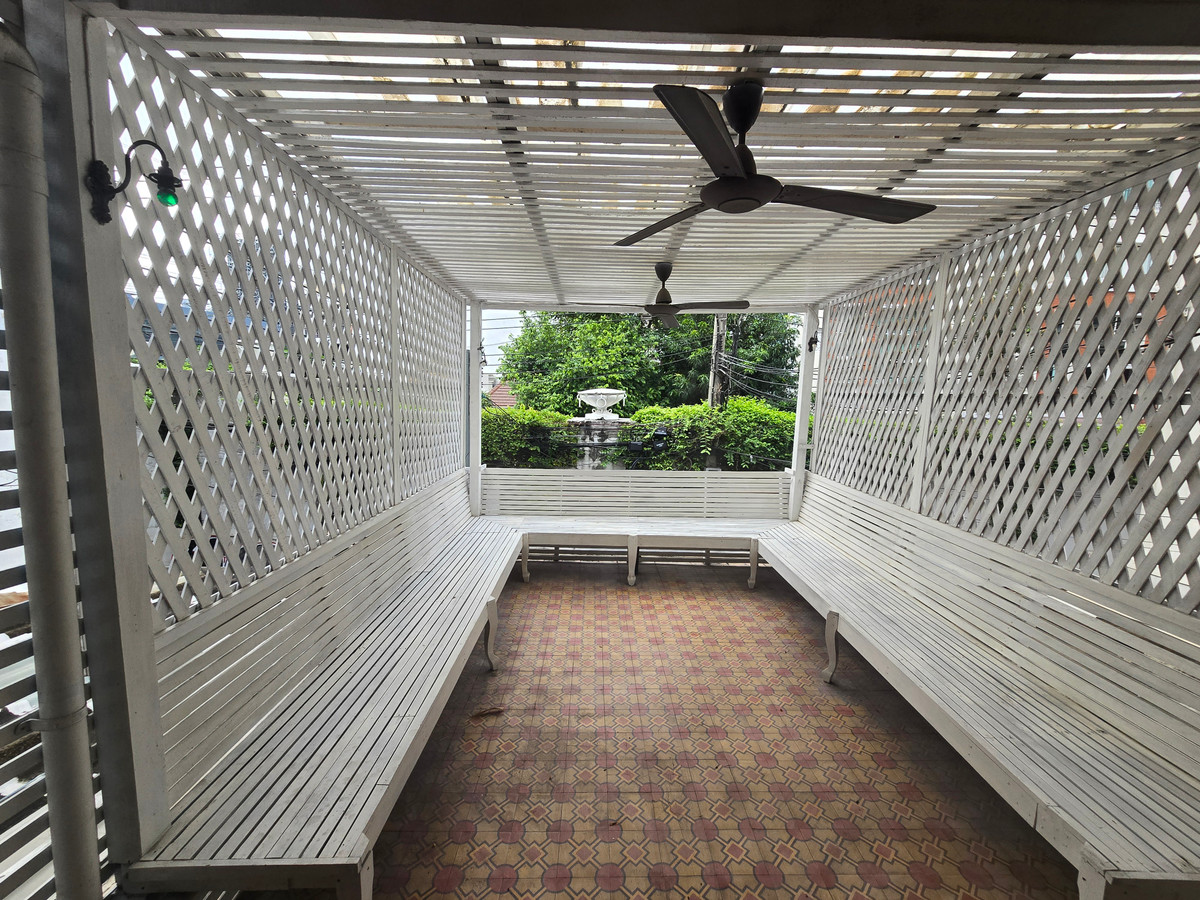 ขายอาคารพาณิชย์สุขุมวิท อโศก ทองหล่อ : ขาย อาคารพาณิชย์ 3 ชั้น ปากซอยทองหล่อ 14 สุดยอดทำเลการค้าย่านทองหล่อ อยู่ใจกลางแหล่งร้านอาหารญี่ปุ่น และใกล้ BTS ทองหล่อเพียง 1 กม. トンロー通りにある3階建ての商業ビル。