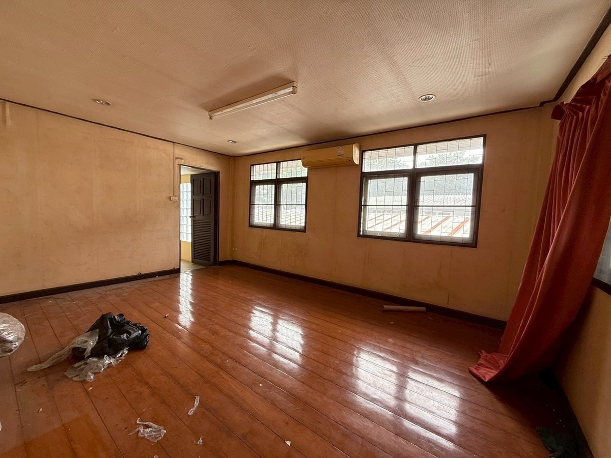 For RentRetail SpaceSukhumvit, Asoke, Thonglor : Single house for rent, Phrom Phong, Sukhumvit, can do business, decorate, renovate, very good price, you cant find it this cheap.