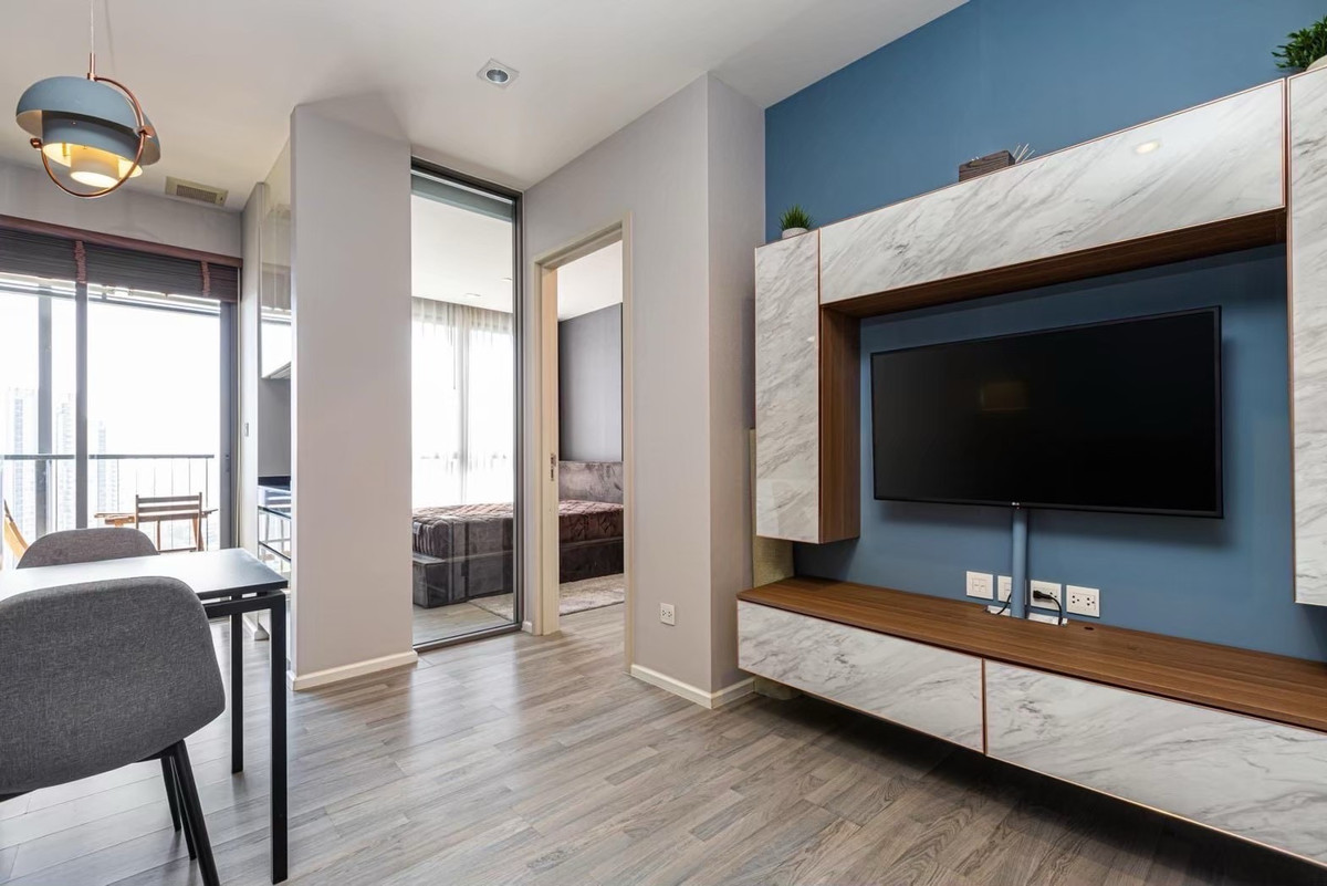 For RentCondoSathorn, Narathiwat : Condo for rent in the middle of the city, 15 minutes from BTS St. Louis, access to Sathorn Road and Silom Road.