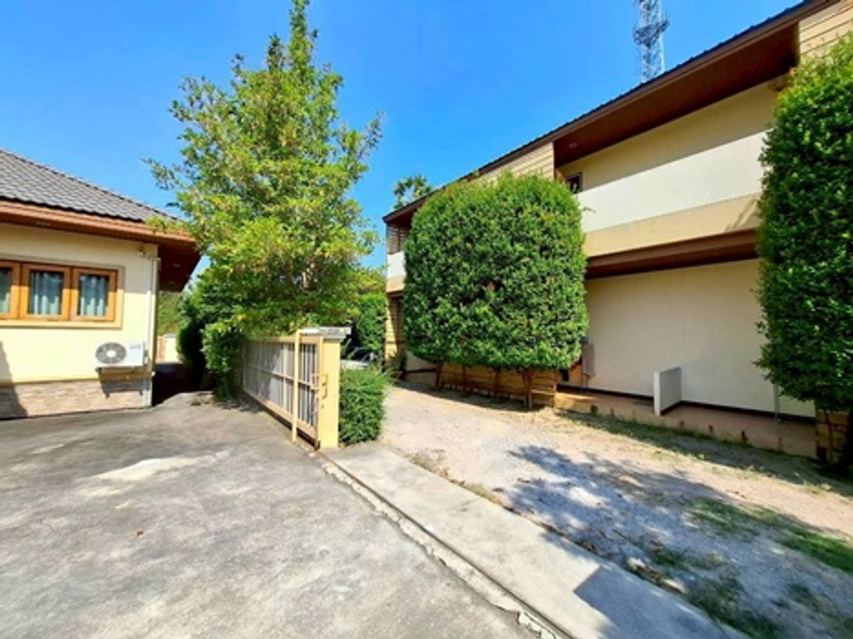 For SaleCha-am Phetchaburi : Land for sale with buildings, apartment + detached house, total area 1 rai 39 square wah, Ban Lat District, Phetchaburi Province, price 19,000,000 baht.