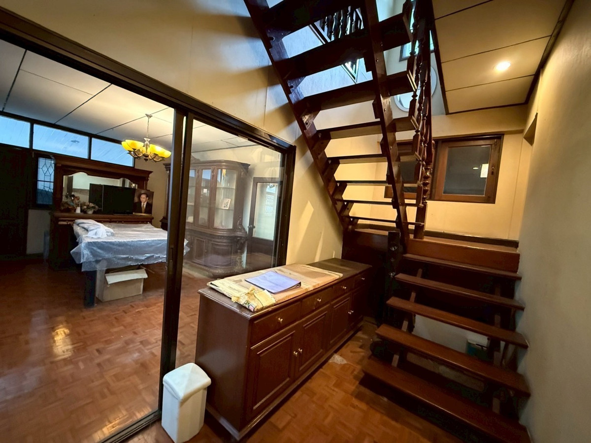 For RentRetail SpaceSukhumvit, Asoke, Thonglor : Single house for rent, Phrom Phong, Sukhumvit, can do business, decorate, renovate, very good price, you cant find it this cheap.