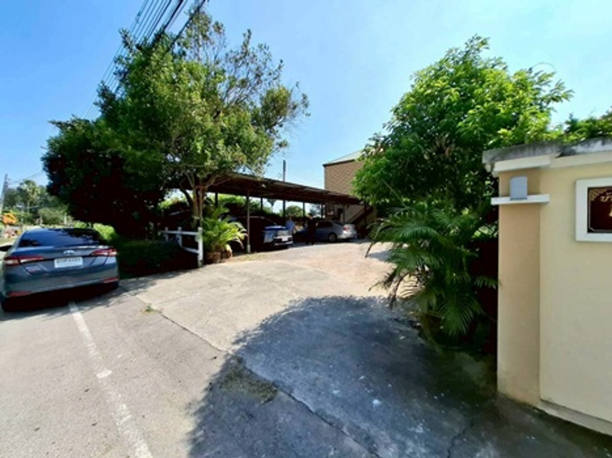 For SaleCha-am Phetchaburi : Land for sale with buildings, apartment + detached house, total area 1 rai 39 square wah, Ban Lat District, Phetchaburi Province, price 19,000,000 baht.