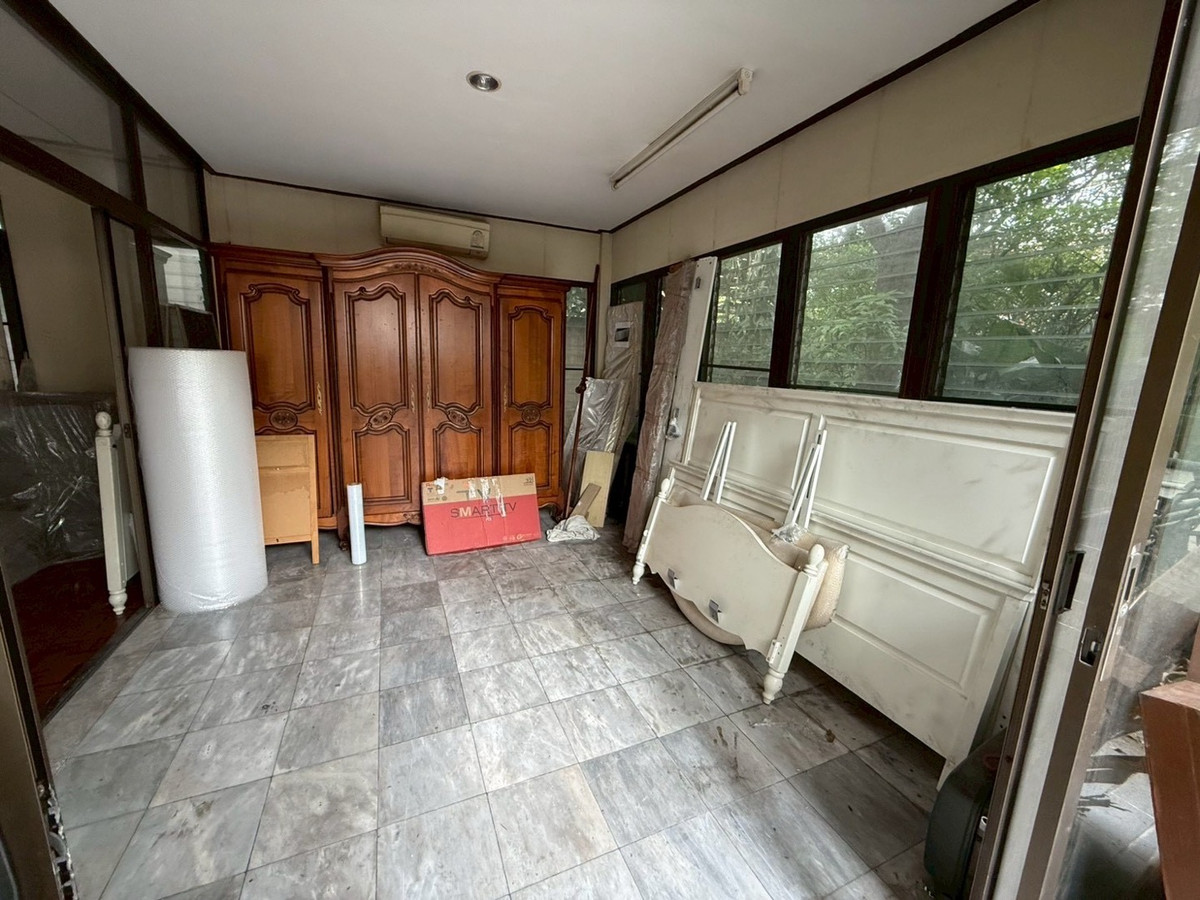 For RentRetail SpaceSukhumvit, Asoke, Thonglor : Single house for rent, Phrom Phong, Sukhumvit, can do business, decorate, renovate, very good price, you cant find it this cheap.