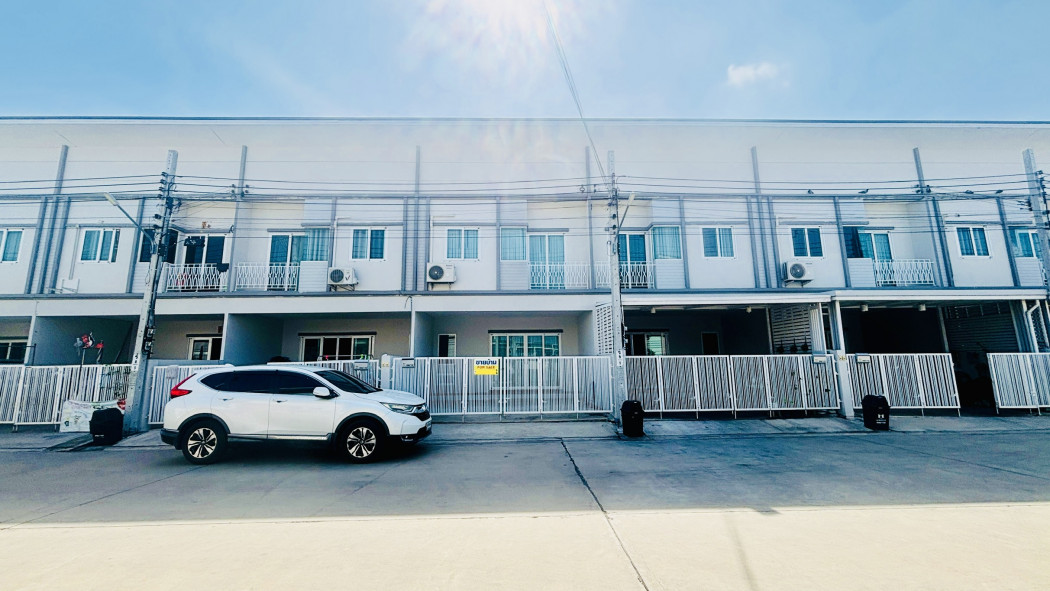 For SaleTownhomeSamut Prakan,Samrong : Townhome for sale in Phra Samut Chedi, The Miracle Pracha Uthit 90, 145 sq m usable area, 21.4 sq wa land size. No houses directly opposite.