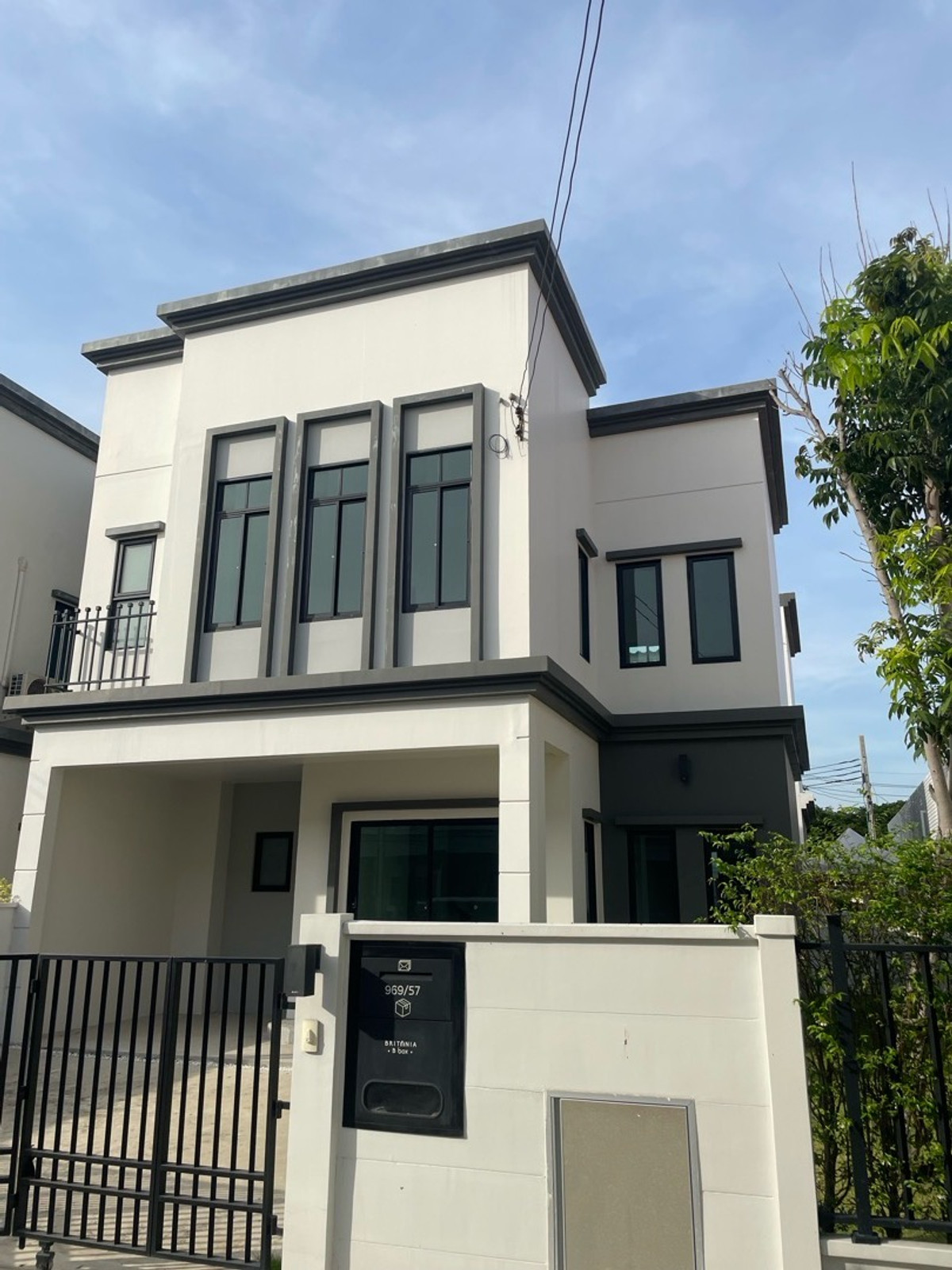 For SaleSamut Prakan,Samrong : Front plot house, private location *Last house, special price, closed alley*