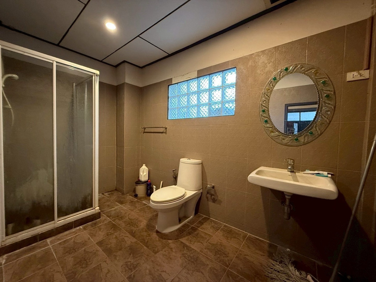 For RentRetail SpaceSukhumvit, Asoke, Thonglor : Single house for rent, Phrom Phong, Sukhumvit, can do business, decorate, renovate, very good price, you cant find it this cheap.