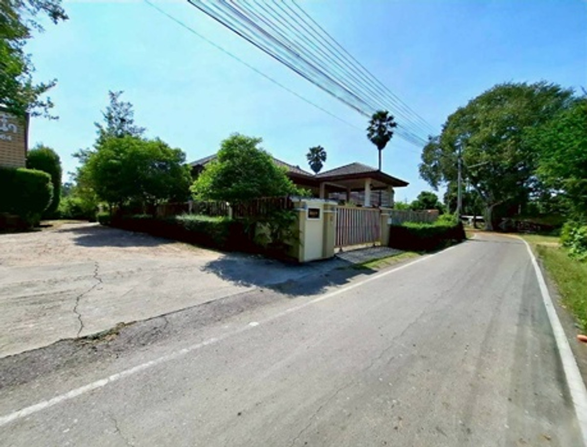 For SaleCha-am Phetchaburi : Land for sale with buildings, apartment + detached house, total area 1 rai 39 square wah, Ban Lat District, Phetchaburi Province, price 19,000,000 baht.
