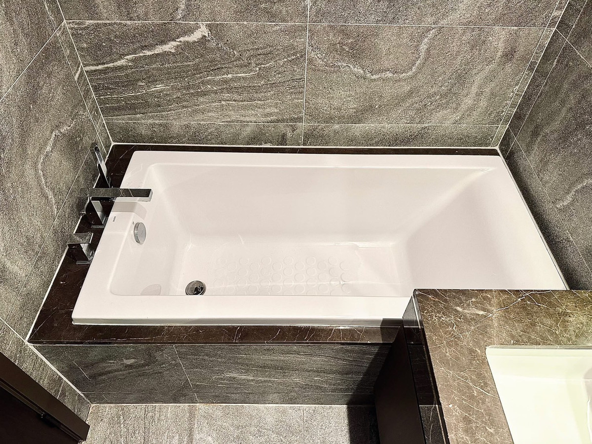 For RentCondoSukhumvit, Asoke, Thonglor : Condo The Esse Sukhumvit 36, convenient travel, near BTS, there is a shuttle, beautiful room, fully furnished, ready to move in!!