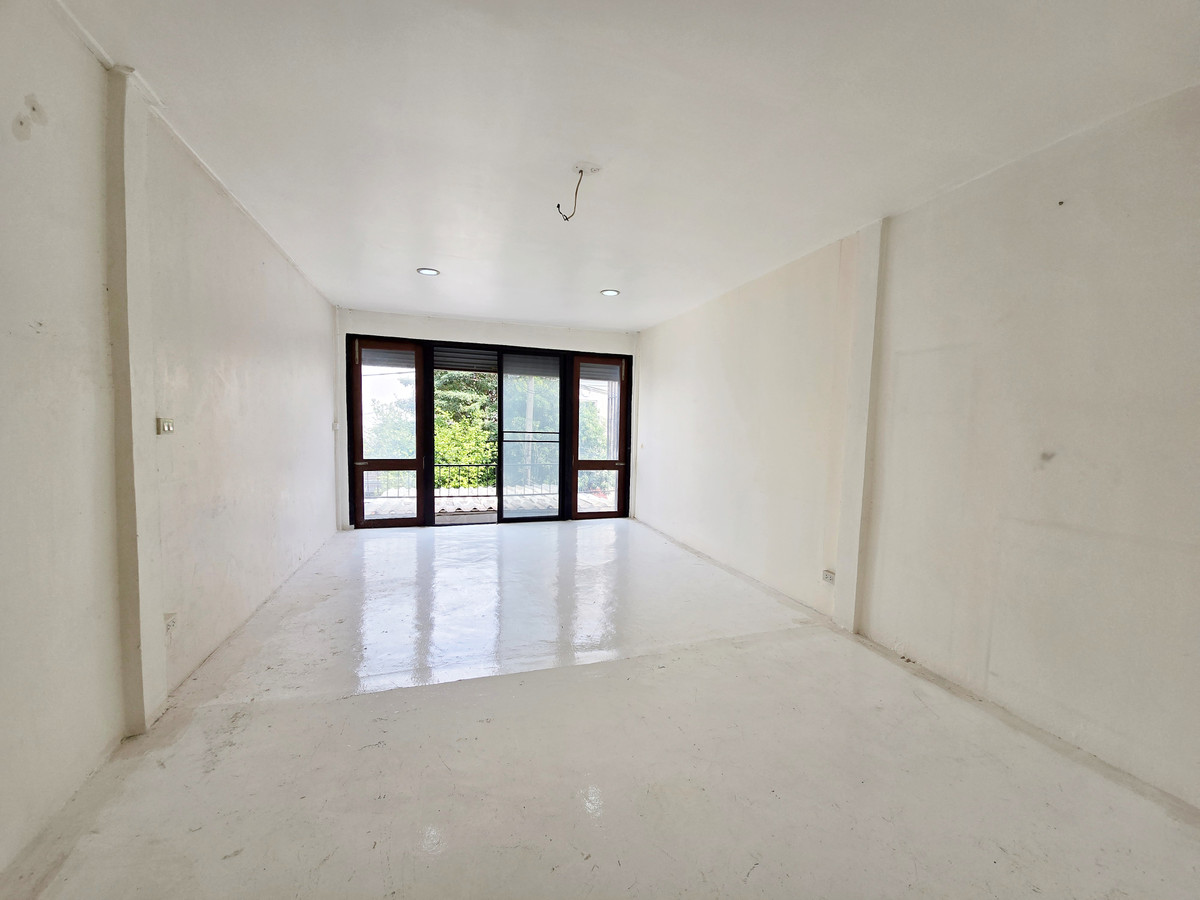 ขายอาคารพาณิชย์สุขุมวิท อโศก ทองหล่อ : ขาย อาคารพาณิชย์ 3 ชั้น ปากซอยทองหล่อ 14 สุดยอดทำเลการค้าย่านทองหล่อ อยู่ใจกลางแหล่งร้านอาหารญี่ปุ่น และใกล้ BTS ทองหล่อเพียง 1 กม. トンロー通りにある3階建ての商業ビル。