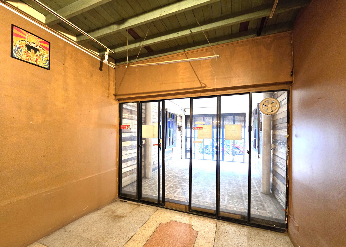 ขายอาคารพาณิชย์สุขุมวิท อโศก ทองหล่อ : ขาย อาคารพาณิชย์ 3 ชั้น ปากซอยทองหล่อ 14 สุดยอดทำเลการค้าย่านทองหล่อ อยู่ใจกลางแหล่งร้านอาหารญี่ปุ่น และใกล้ BTS ทองหล่อเพียง 1 กม. トンロー通りにある3階建ての商業ビル。