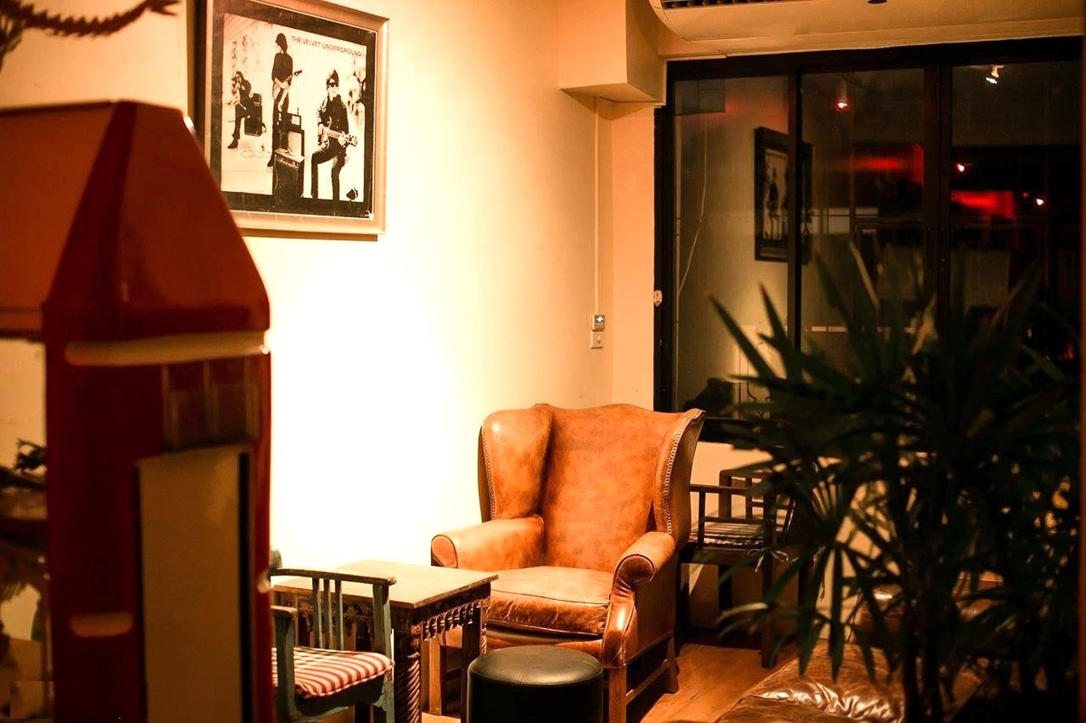 ขายอาคารพาณิชย์สุขุมวิท อโศก ทองหล่อ : ขาย อาคารพาณิชย์ 3 ชั้น ปากซอยทองหล่อ 14 สุดยอดทำเลการค้าย่านทองหล่อ อยู่ใจกลางแหล่งร้านอาหารญี่ปุ่น และใกล้ BTS ทองหล่อเพียง 1 กม. トンロー通りにある3階建ての商業ビル。