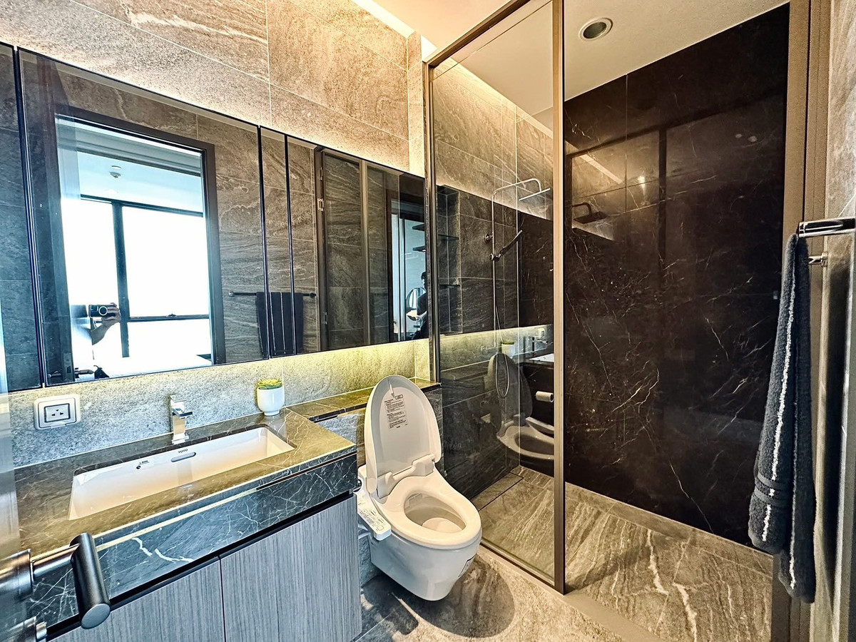 For RentCondoSukhumvit, Asoke, Thonglor : Condo The Esse Sukhumvit 36, convenient travel, near BTS, there is a shuttle, beautiful room, fully furnished, ready to move in!!