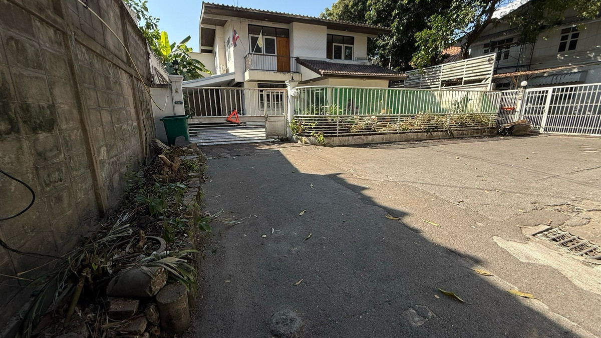 For RentRetail SpaceSukhumvit, Asoke, Thonglor : Single house for rent, Phrom Phong, Sukhumvit, can do business, decorate, renovate, very good price, you cant find it this cheap.