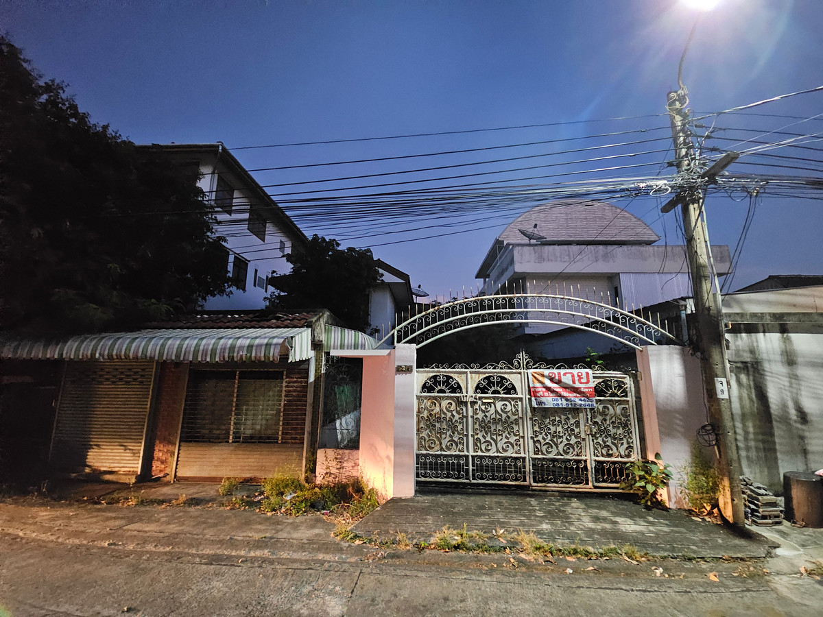 For SaleLandLadprao101, Happy Land, The Mall Bang Kapi : Urgent sale, land in prime location with buildings (89 sq m.), Soi Lat Phrao 93, only 1 km. to Mahadthai BTS.