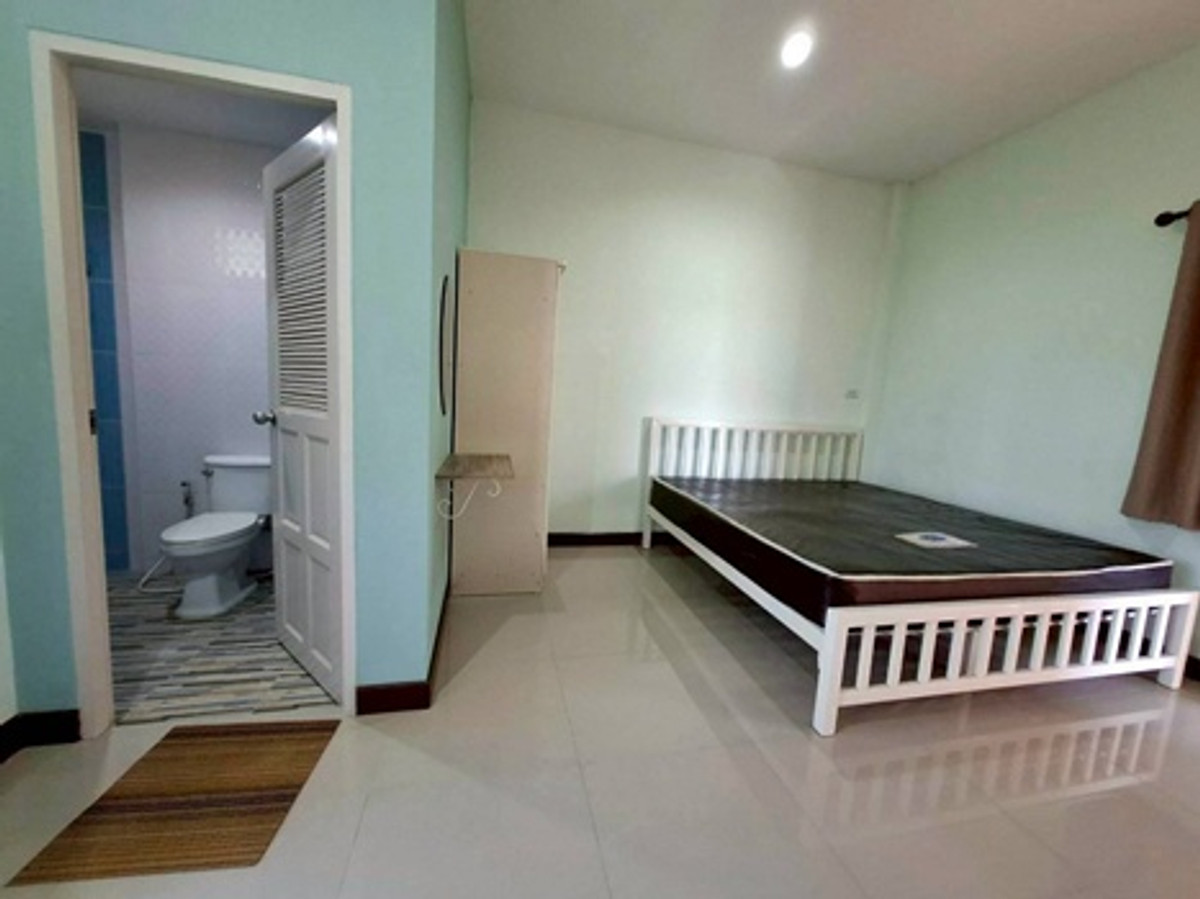 For SaleCha-am Phetchaburi : Land for sale with buildings, apartment + detached house, total area 1 rai 39 square wah, Ban Lat District, Phetchaburi Province, price 19,000,000 baht.