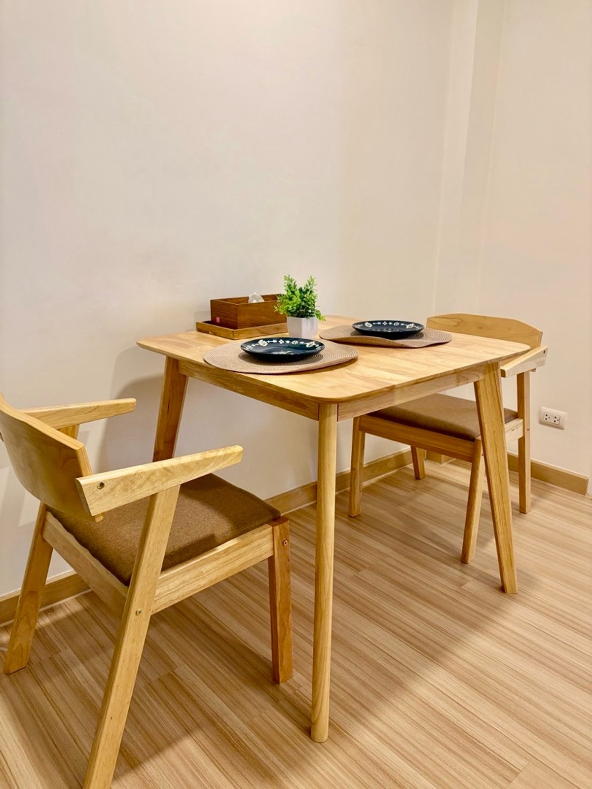 ขายคอนโดพระราม 8 สามเสน ราชวัตร : 🌉 ขายด่วน! คอนโดวิวโค้งน้ำเจ้าพระยา สะพานพระราม 8 🌉
Chateau In Town Rama 8
💥 ราคาเพียง 2.25 ล้านบาท (รวมค่าโอน) 💥

ตื่นเช้ามาพร้อมวิวแม่น้ำเจ้าพระยา
เย็น ๆ นั่งมองแสงไฟสะพานพระราม 8 จากห้องคุณ
ทำเลนี้…หายาก และราคานี้…ไม่ควรพลาด!
