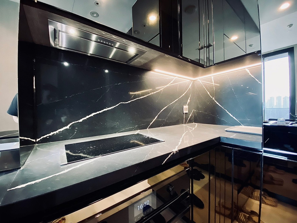 For RentCondoSukhumvit, Asoke, Thonglor : Condo The Esse Sukhumvit 36, convenient travel, near BTS, there is a shuttle, beautiful room, fully furnished, ready to move in!!