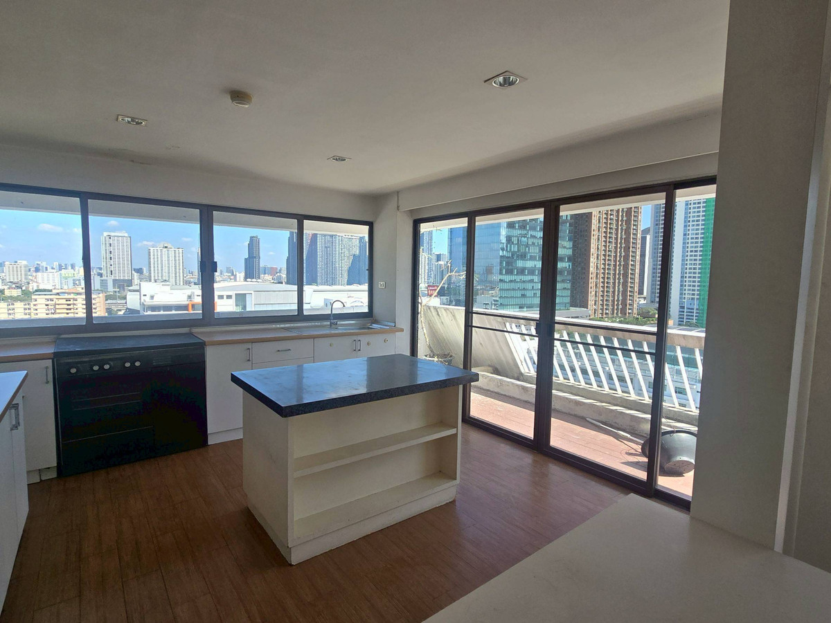 For SaleCondoSukhumvit, Asoke, Thonglor : LTH14086OP – Condominium 180 Sq.M (Under market price) 2 Beds for Sale close to International School in Sukhumvit 15 | Condominium 2 bedrooms for sale Sukhumvit 15 near International School.