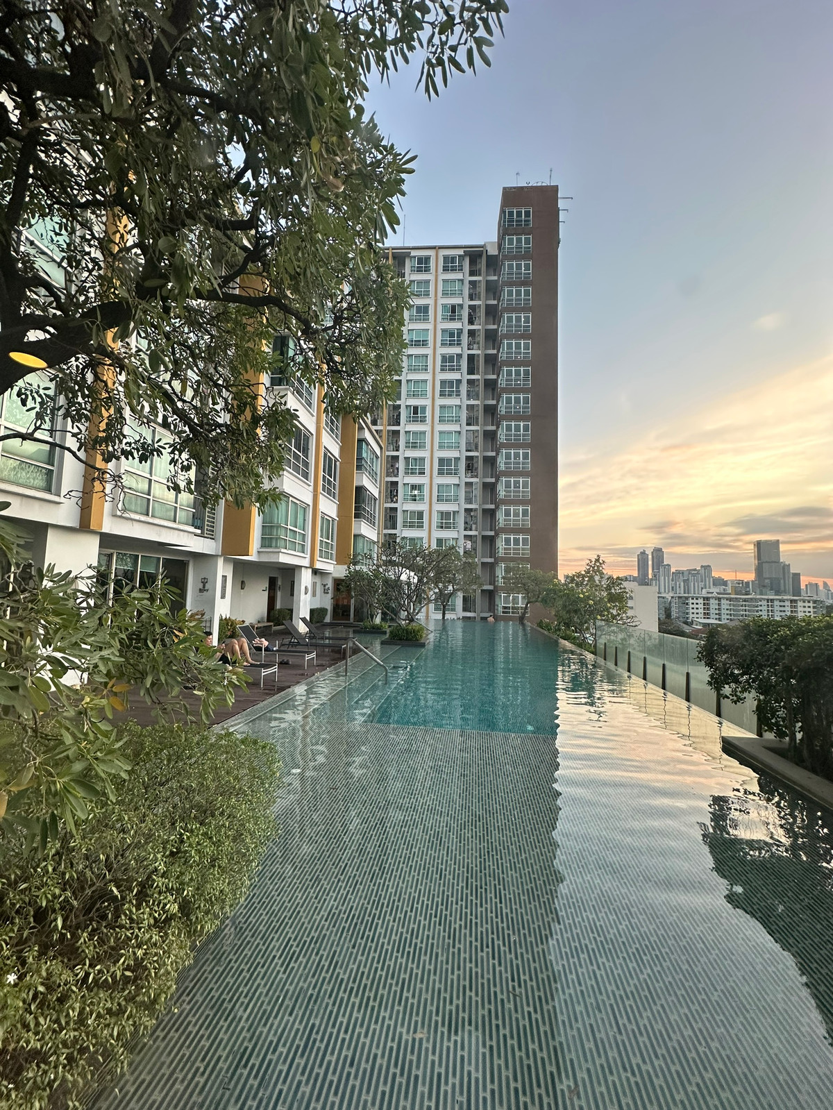 For RentCondoRatchadapisek, Huaikwang, Suttisan : 🔥For Rent Now🔥 U Delight @ Huai Khwang Station, Spacious 2-Bedroom Unit, Fully Furnished and Ready to Move In, Located on the Main Road.