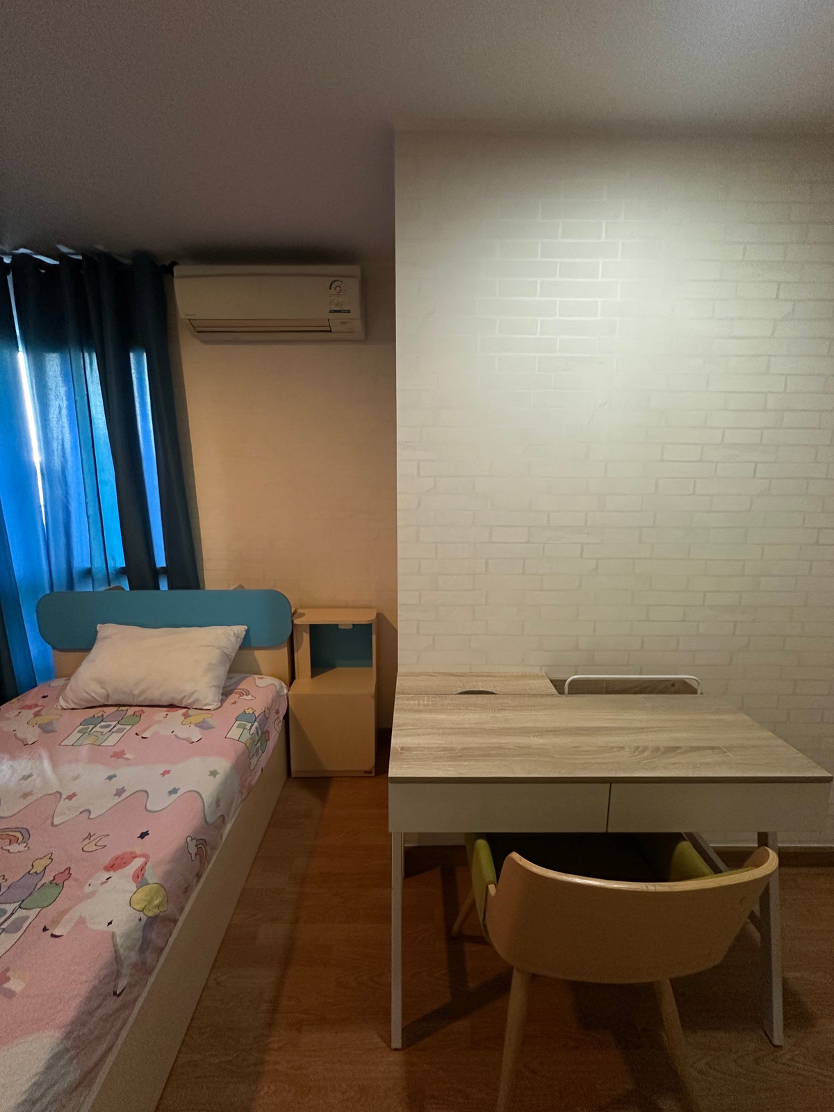 For RentCondoRatchadapisek, Huaikwang, Suttisan : 🔥For Rent Now🔥 U Delight @ Huai Khwang Station, Spacious 2-Bedroom Unit, Fully Furnished and Ready to Move In, Located on the Main Road.