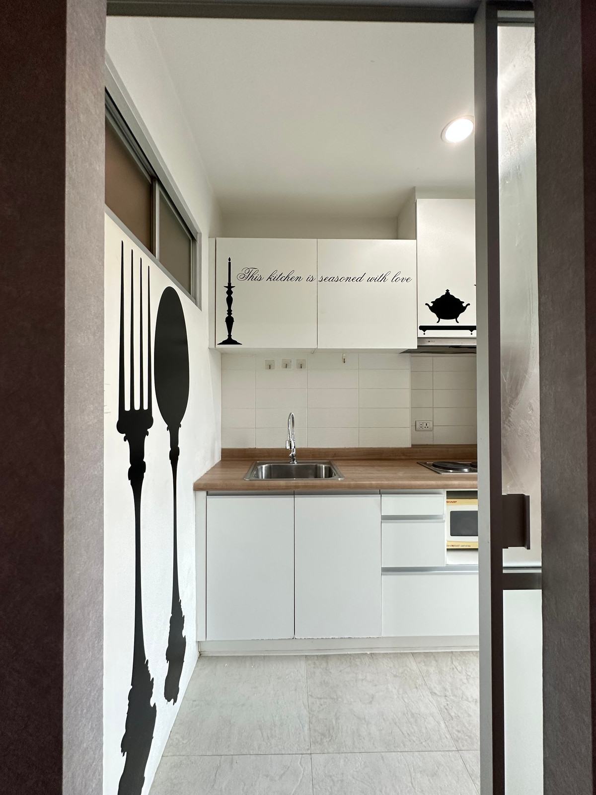 For RentCondoRatchadapisek, Huaikwang, Suttisan : 🔥For Rent Now🔥 U Delight @ Huai Khwang Station, Spacious 2-Bedroom Unit, Fully Furnished and Ready to Move In, Located on the Main Road.