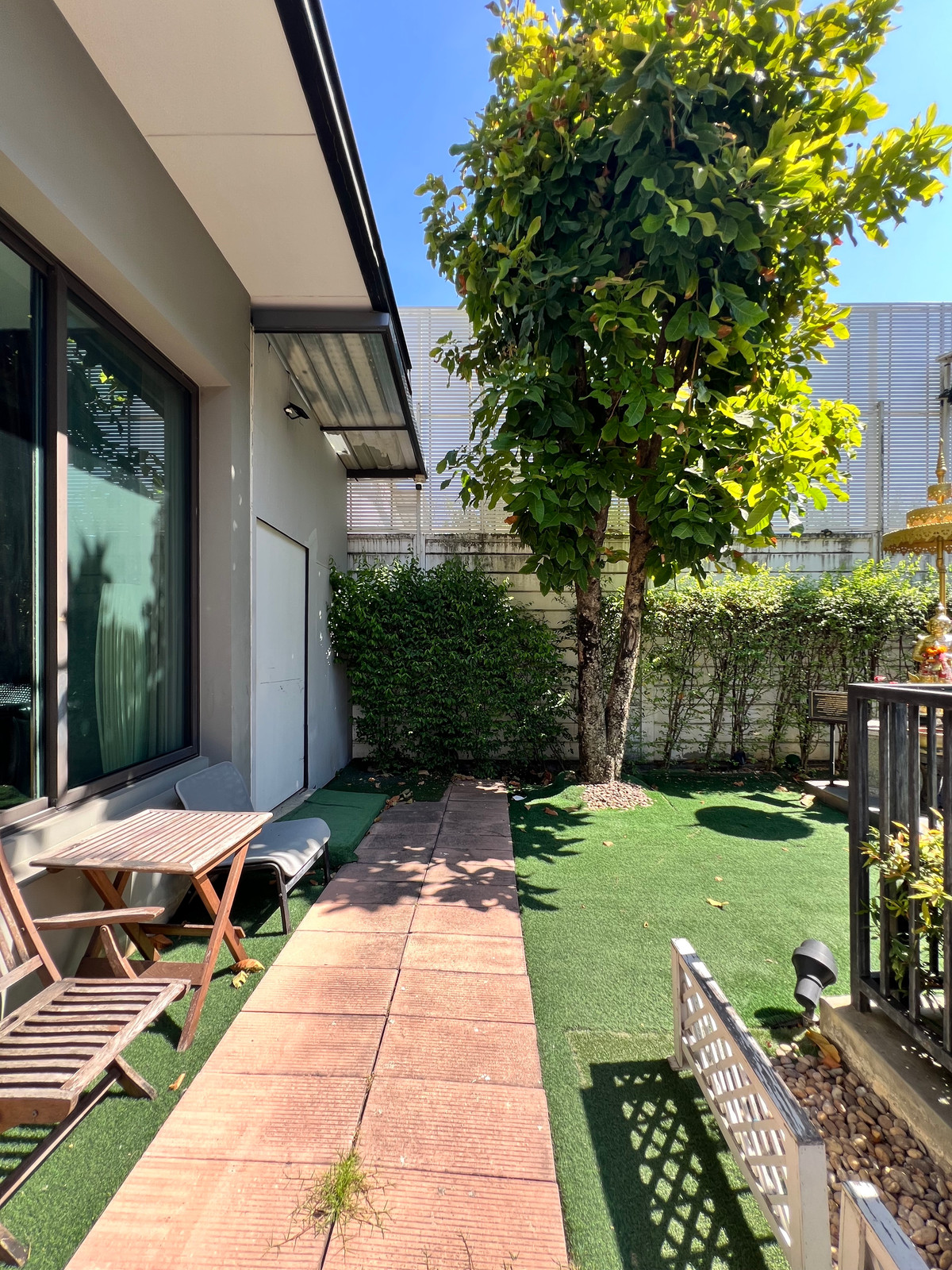 ให้เช่าบ้านรามคำแหง หัวหมาก : For Rent Soul Ekkamai-Ladprao บ้าน 3 ชั้น 3-4 ห้องนอน แปลงริม ใกล้ SISB school Pet Friendly