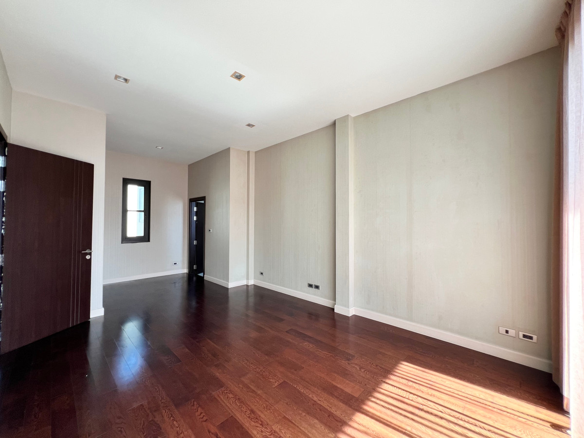 ให้เช่าบ้านรามคำแหง หัวหมาก : For Rent Soul Ekkamai-Ladprao บ้าน 3 ชั้น 3-4 ห้องนอน แปลงริม ใกล้ SISB school Pet Friendly