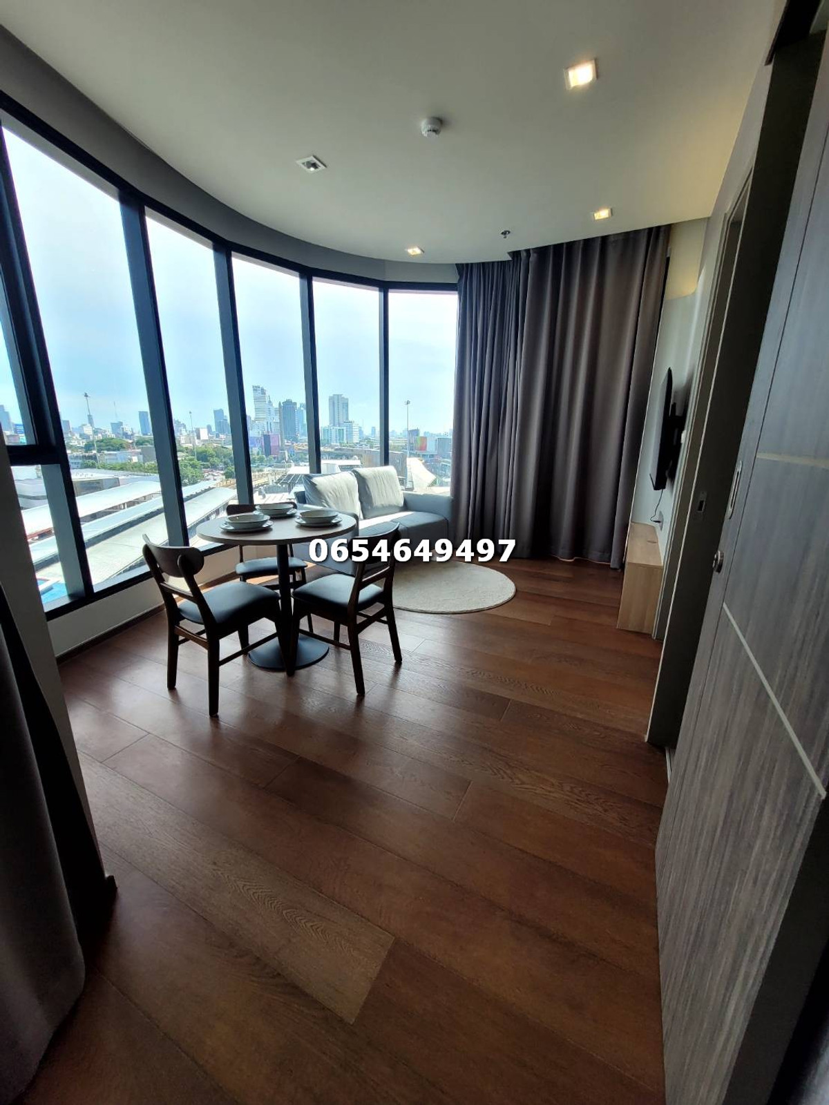 ให้เช่าคอนโดอารีย์ อนุสาวรีย์ : ให้เช่า ideo Q victory 2 ห้องนอน 2 ห้องน้ำ ขนาด 63 ตร.ม. ชั้นไม่สูง สนใจติดต่อ 065-464-9497