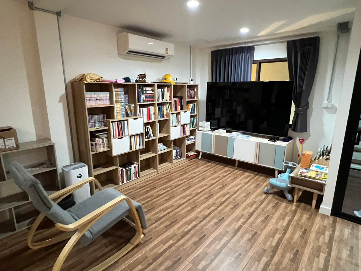 ให้เช่าทาวน์โฮมลาดพร้าว เซ็นทรัลลาดพร้าว : ให้เช่าทาวน์โฮมหลังมุม แต่งสวยครบทำเลดีมาก ทำเลลาดพร้าว 15 มีฟิตเนสส่วนตัว แบบบ้าน 3 ห้องนอน 4 ห้องน้ำ, 1 ห้องทำงาน, จอดรถ 2 คัน บนพื้นที่ 49.5 ตรว. (200 ตรม.) เฟอร์ครบพร้อมอยู่,อุปกรณ์ครบ, ระบบน้ำกรองทั้งหลัง, ไฟ 3 เฟส,  ใกล้ MRT, เซ็นทรัล, โรงเรียนนานาช