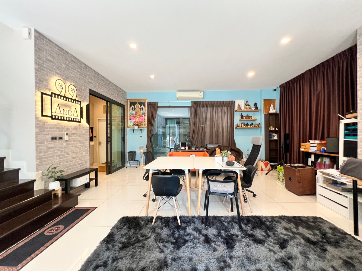 ให้เช่าบ้านรามคำแหง หัวหมาก : For Rent Soul Ekkamai-Ladprao บ้าน 3 ชั้น 3-4 ห้องนอน แปลงริม ใกล้ SISB school Pet Friendly