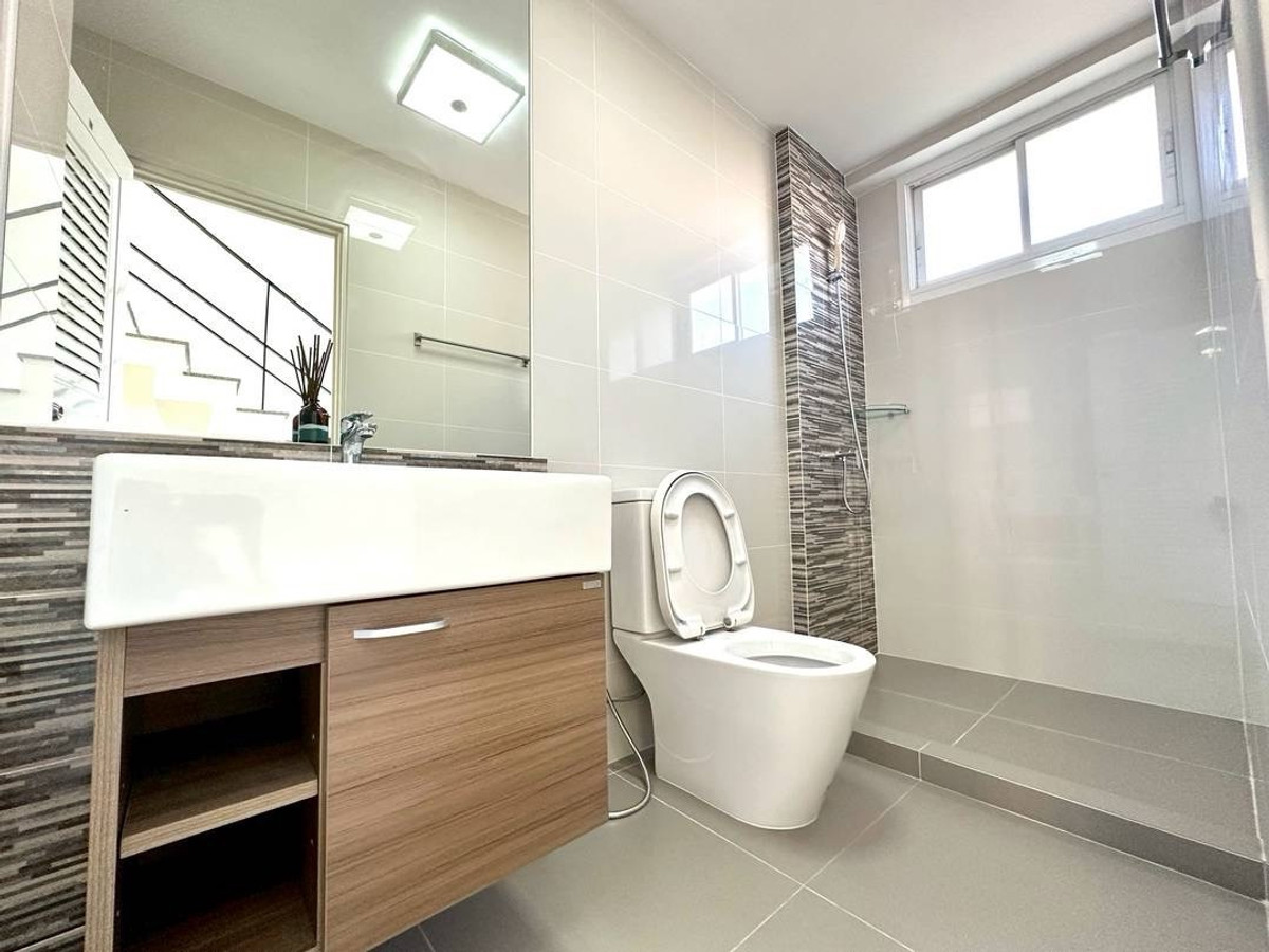 For RentShop HouseMin Buri, Romklao : Owner post, welcome agency, Commercial Building/Office for rent. Next to Rat Phatthana Road, Soi Misteen, opposite Tops supermaket and community mall.