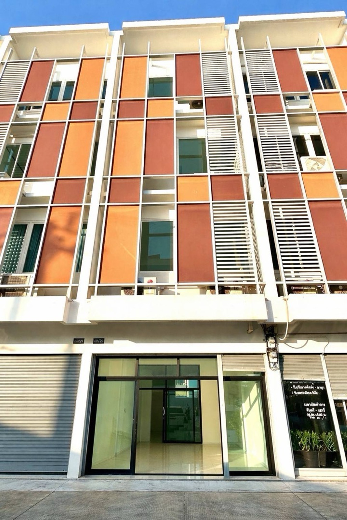 For RentShop HouseMin Buri, Romklao : Owner post, welcome agency, Commercial Building/Office for rent. Next to Rat Phatthana Road, Soi Misteen, opposite Tops supermaket and community mall.