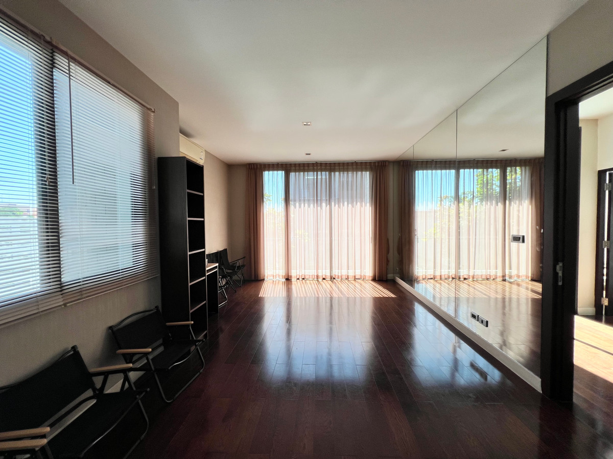 ให้เช่าบ้านรามคำแหง หัวหมาก : For Rent Soul Ekkamai-Ladprao บ้าน 3 ชั้น 3-4 ห้องนอน แปลงริม ใกล้ SISB school Pet Friendly