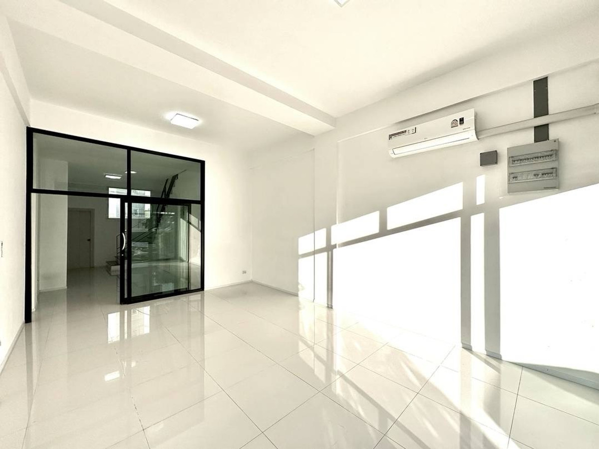 For RentShop HouseMin Buri, Romklao : Owner post, welcome agency, Commercial Building/Office for rent. Next to Rat Phatthana Road, Soi Misteen, opposite Tops supermaket and community mall.