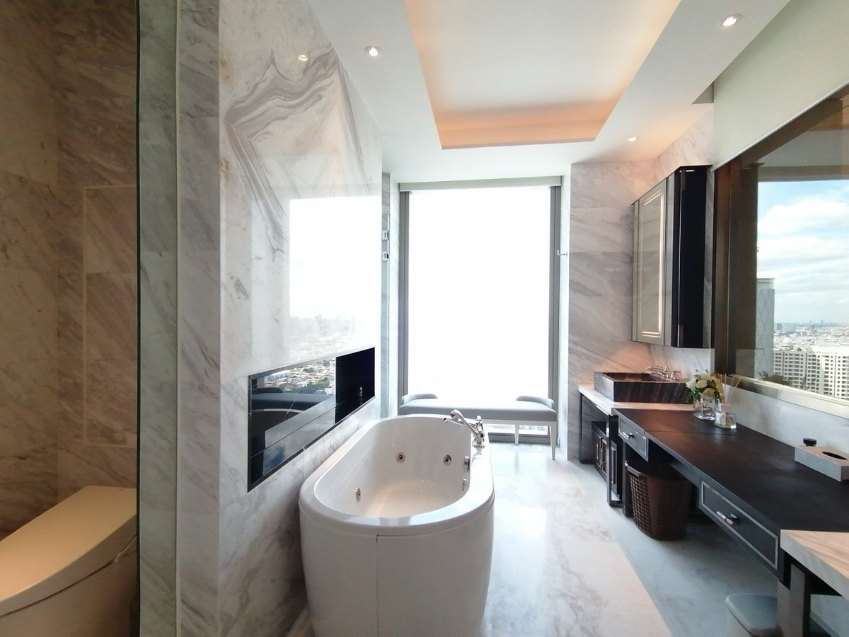 For RentCondoWongwianyai, Charoennakor : 3 bathrooms near ICON siam at Mandarin Oriental residence, Contact 062-496-6454