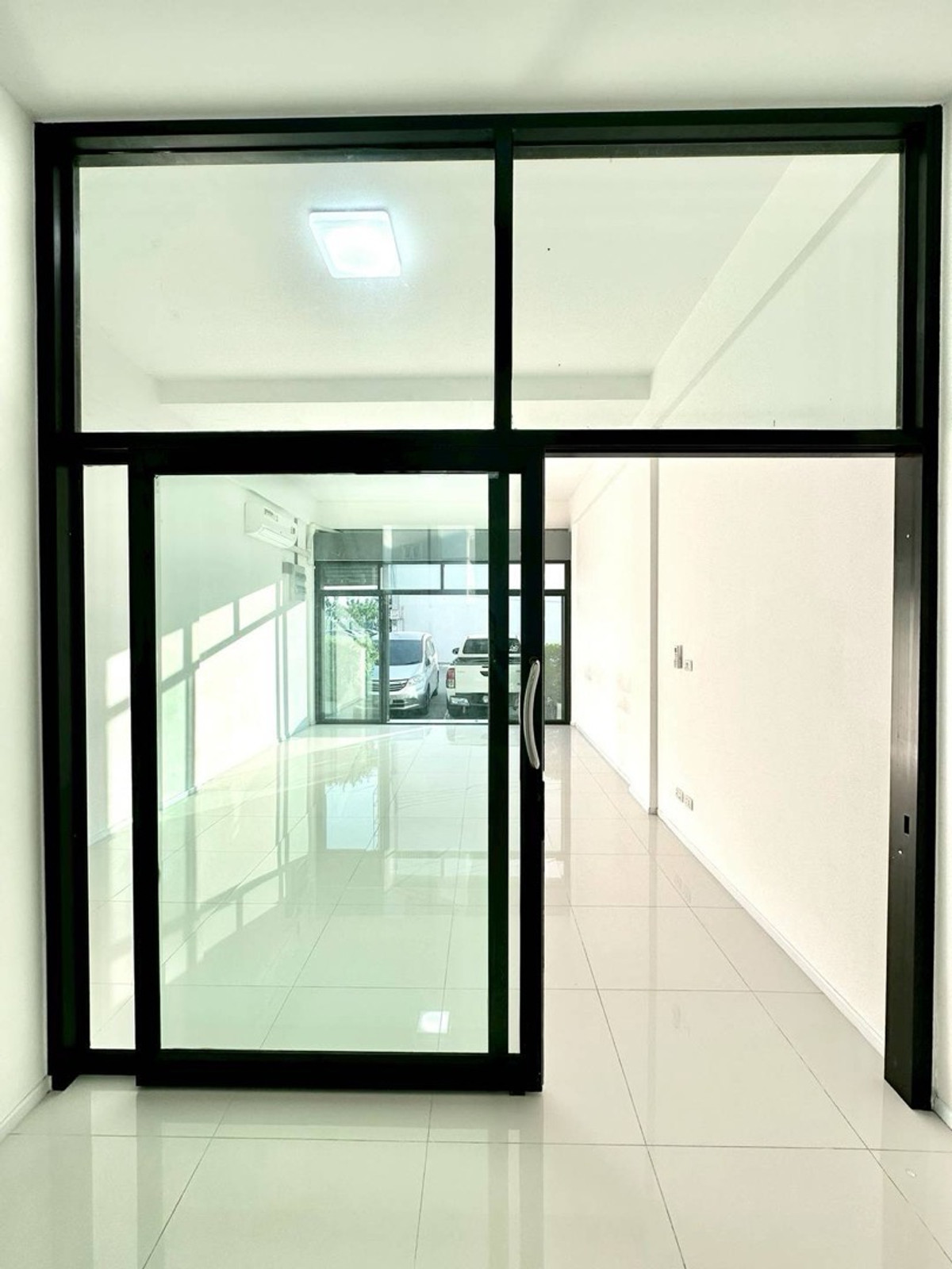 For RentShop HouseMin Buri, Romklao : Owner post, welcome agency, Commercial Building/Office for rent. Next to Rat Phatthana Road, Soi Misteen, opposite Tops supermaket and community mall.