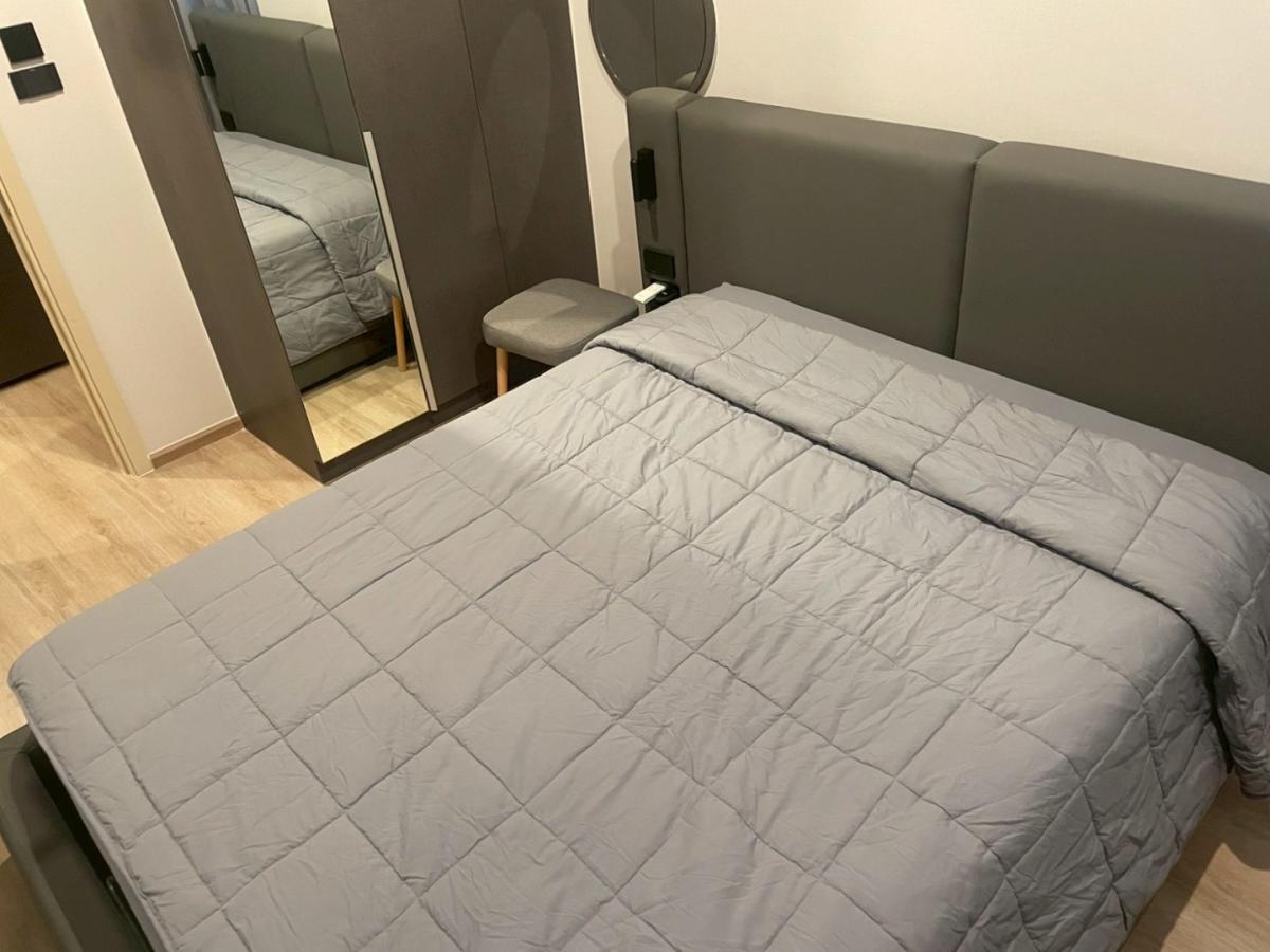 For RentCondoRama9, Petchburi, RCA : 🔥For Rent Now🔥 Noble New District R9, near MRT Rama 9 and Central Rama 9, only 180 meters away. Brand new room, fully furnished, ready to move in. (Available for long-term and short-term rentals)