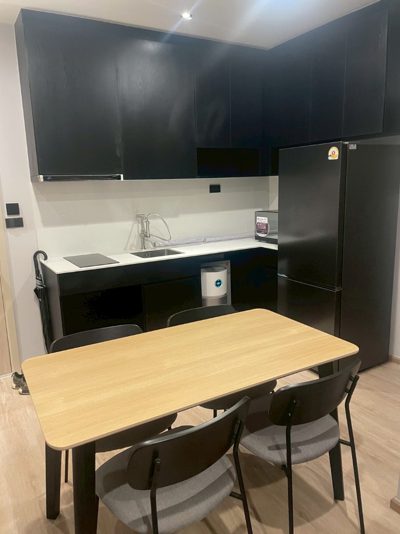 For RentCondoRama9, Petchburi, RCA : 🔥For Rent Now🔥 Noble New District R9, near MRT Rama 9 and Central Rama 9, only 180 meters away. Brand new room, fully furnished, ready to move in. (Available for long-term and short-term rentals)