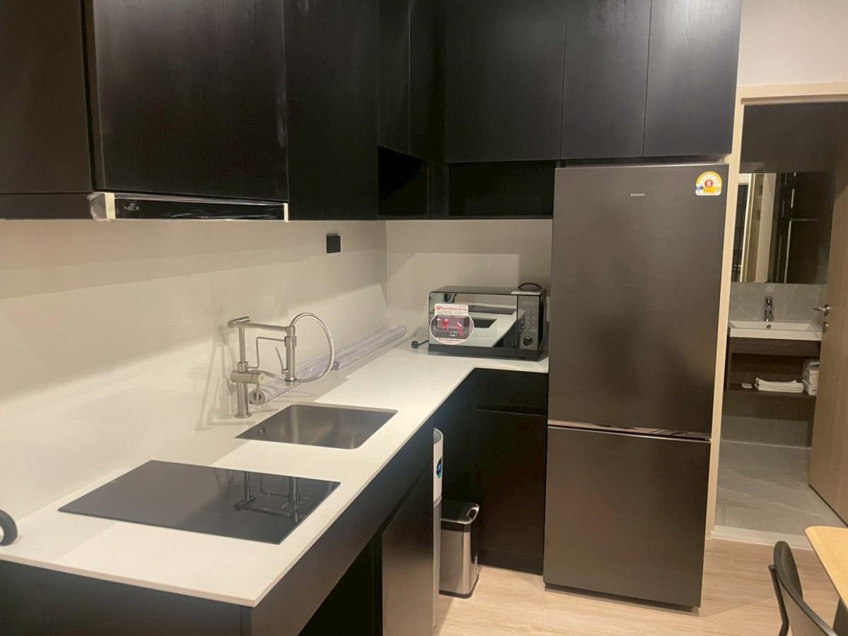 For RentCondoRama9, Petchburi, RCA : 🔥For Rent Now🔥 Noble New District R9, near MRT Rama 9 and Central Rama 9, only 180 meters away. Brand new room, fully furnished, ready to move in. (Available for long-term and short-term rentals)