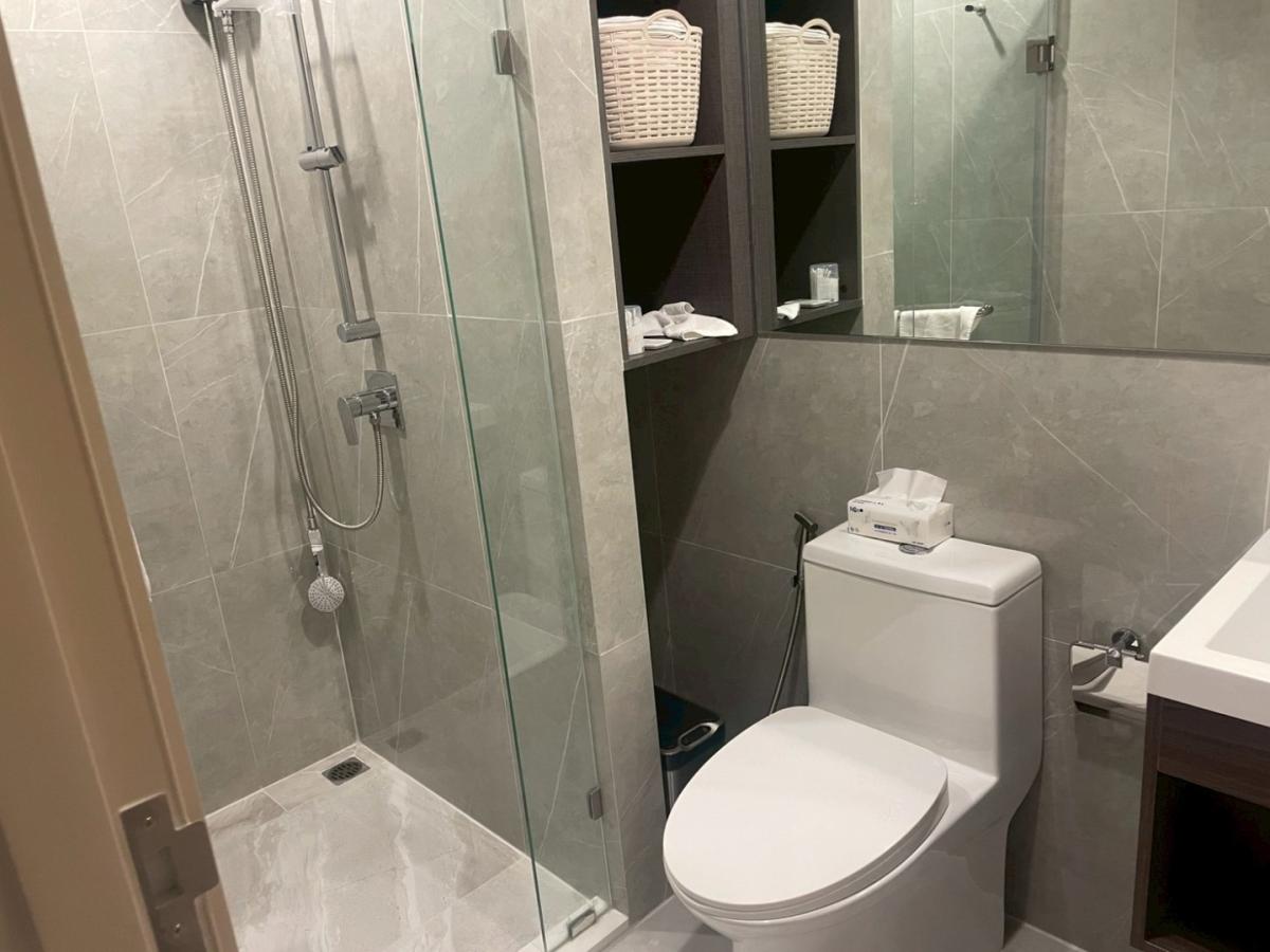 For RentCondoRama9, Petchburi, RCA : 🔥For Rent Now🔥 Noble New District R9, near MRT Rama 9 and Central Rama 9, only 180 meters away. Brand new room, fully furnished, ready to move in. (Available for long-term and short-term rentals)