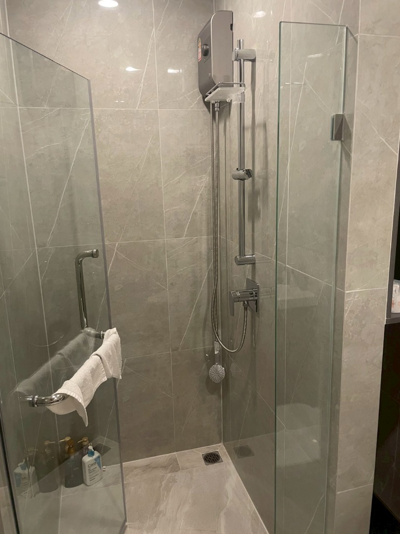 For RentCondoRama9, Petchburi, RCA : 🔥For Rent Now🔥 Noble New District R9, near MRT Rama 9 and Central Rama 9, only 180 meters away. Brand new room, fully furnished, ready to move in. (Available for long-term and short-term rentals)