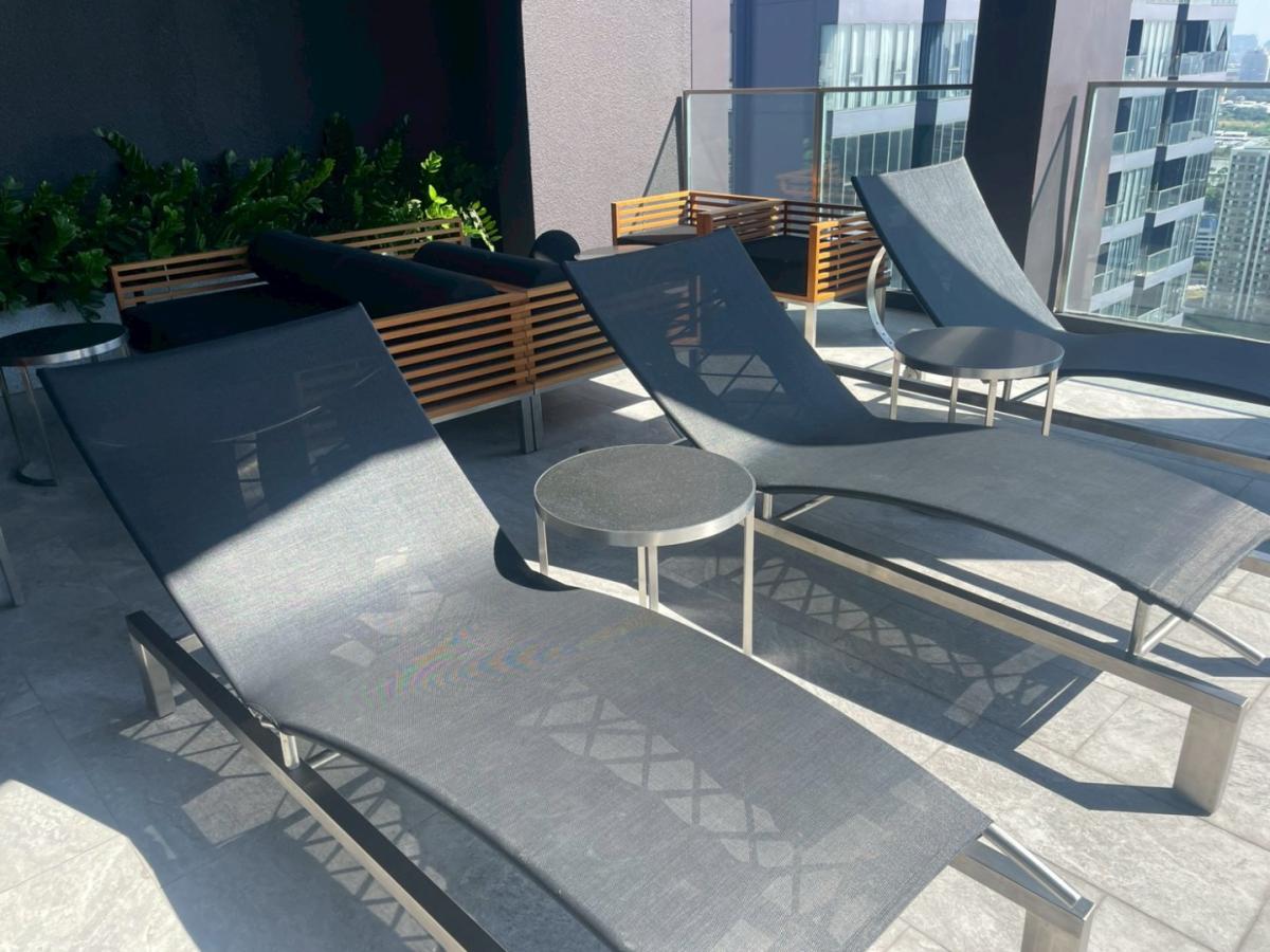 For RentCondoRama9, Petchburi, RCA : 🔥For Rent Now🔥 Noble New District R9, near MRT Rama 9 and Central Rama 9, only 180 meters away. Brand new room, fully furnished, ready to move in. (Available for long-term and short-term rentals)