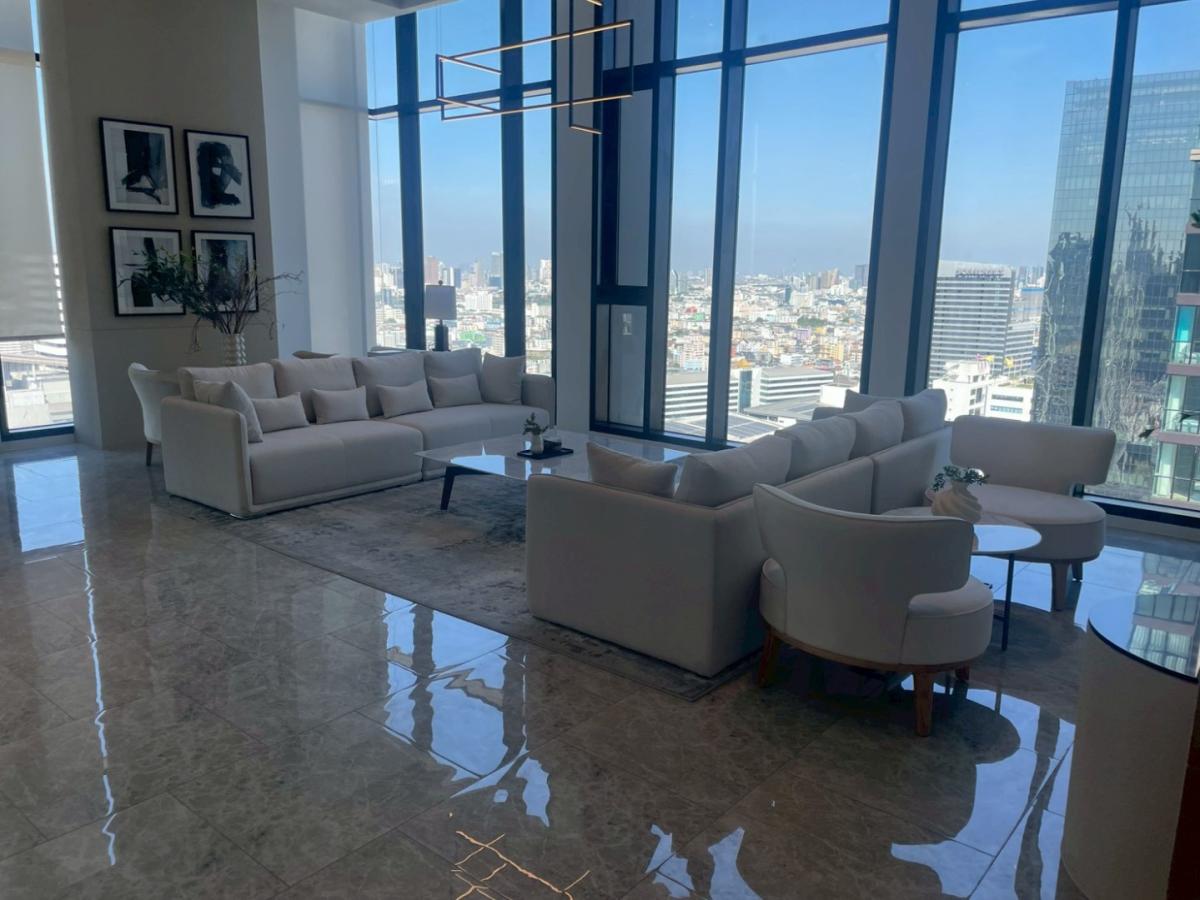 For RentCondoRama9, Petchburi, RCA : 🔥For Rent Now🔥 Noble New District R9, near MRT Rama 9 and Central Rama 9, only 180 meters away. Brand new room, fully furnished, ready to move in. (Available for long-term and short-term rentals)