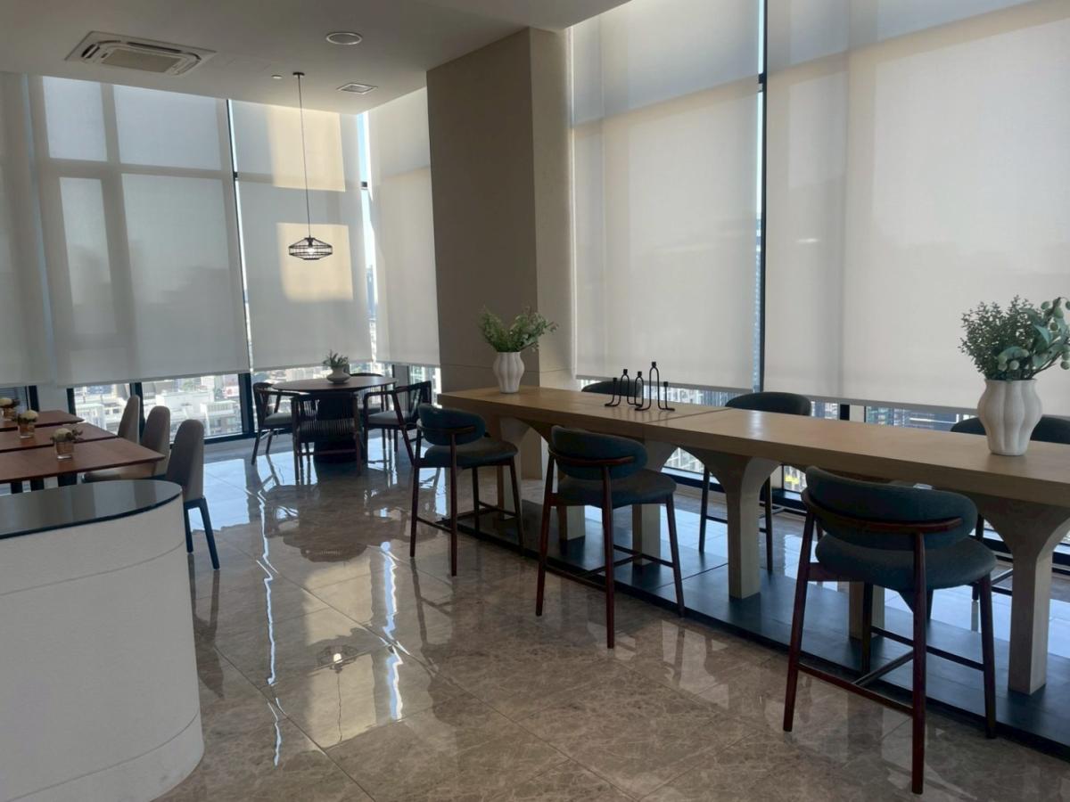 For RentCondoRama9, Petchburi, RCA : 🔥For Rent Now🔥 Noble New District R9, near MRT Rama 9 and Central Rama 9, only 180 meters away. Brand new room, fully furnished, ready to move in. (Available for long-term and short-term rentals)