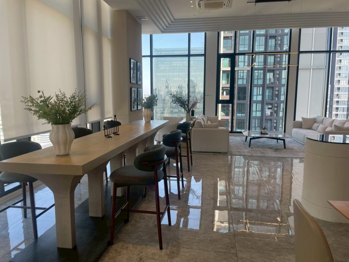 For RentCondoRama9, Petchburi, RCA : 🔥For Rent Now🔥 Noble New District R9, near MRT Rama 9 and Central Rama 9, only 180 meters away. Brand new room, fully furnished, ready to move in. (Available for long-term and short-term rentals)