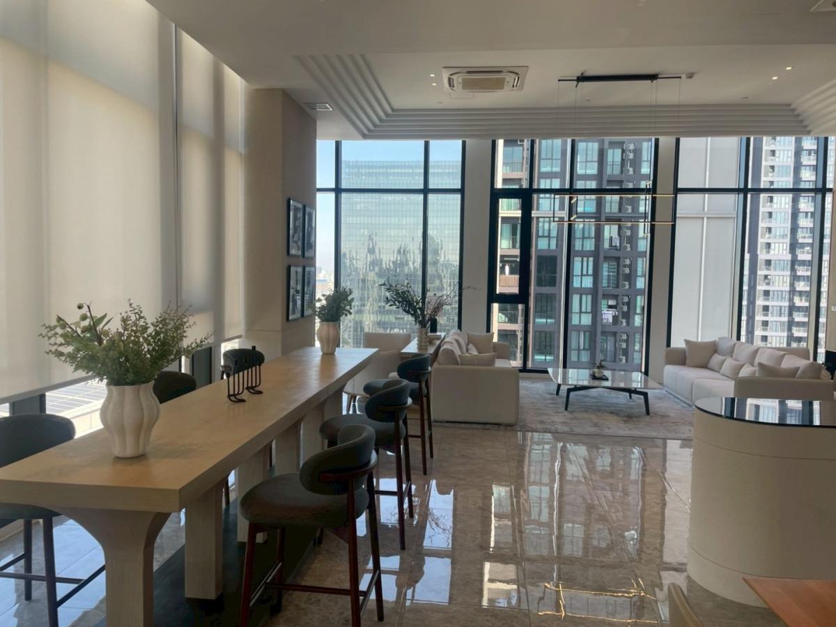 For RentCondoRama9, Petchburi, RCA : 🔥For Rent Now🔥 Noble New District R9, near MRT Rama 9 and Central Rama 9, only 180 meters away. Brand new room, fully furnished, ready to move in. (Available for long-term and short-term rentals)