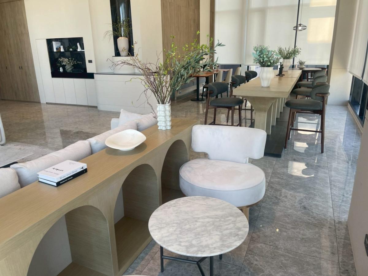 For RentCondoRama9, Petchburi, RCA : 🔥For Rent Now🔥 Noble New District R9, near MRT Rama 9 and Central Rama 9, only 180 meters away. Brand new room, fully furnished, ready to move in. (Available for long-term and short-term rentals)