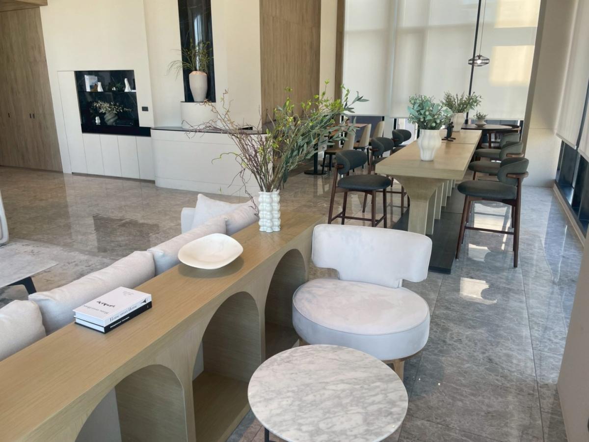 For RentCondoRama9, Petchburi, RCA : 🔥For Rent Now🔥 Noble New District R9, near MRT Rama 9 and Central Rama 9, only 180 meters away. Brand new room, fully furnished, ready to move in. (Available for long-term and short-term rentals)