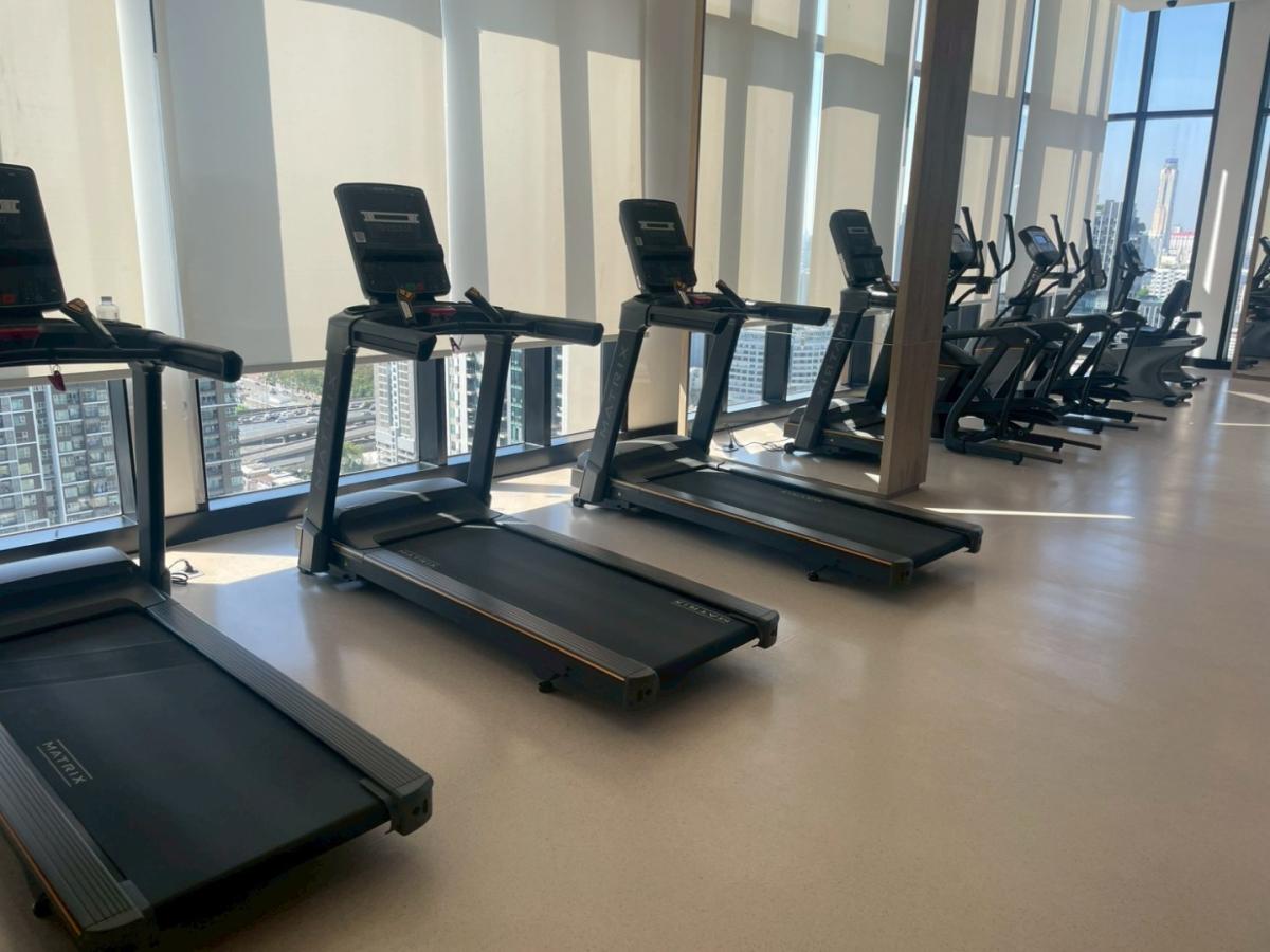 For RentCondoRama9, Petchburi, RCA : 🔥For Rent Now🔥 Noble New District R9, near MRT Rama 9 and Central Rama 9, only 180 meters away. Brand new room, fully furnished, ready to move in. (Available for long-term and short-term rentals)