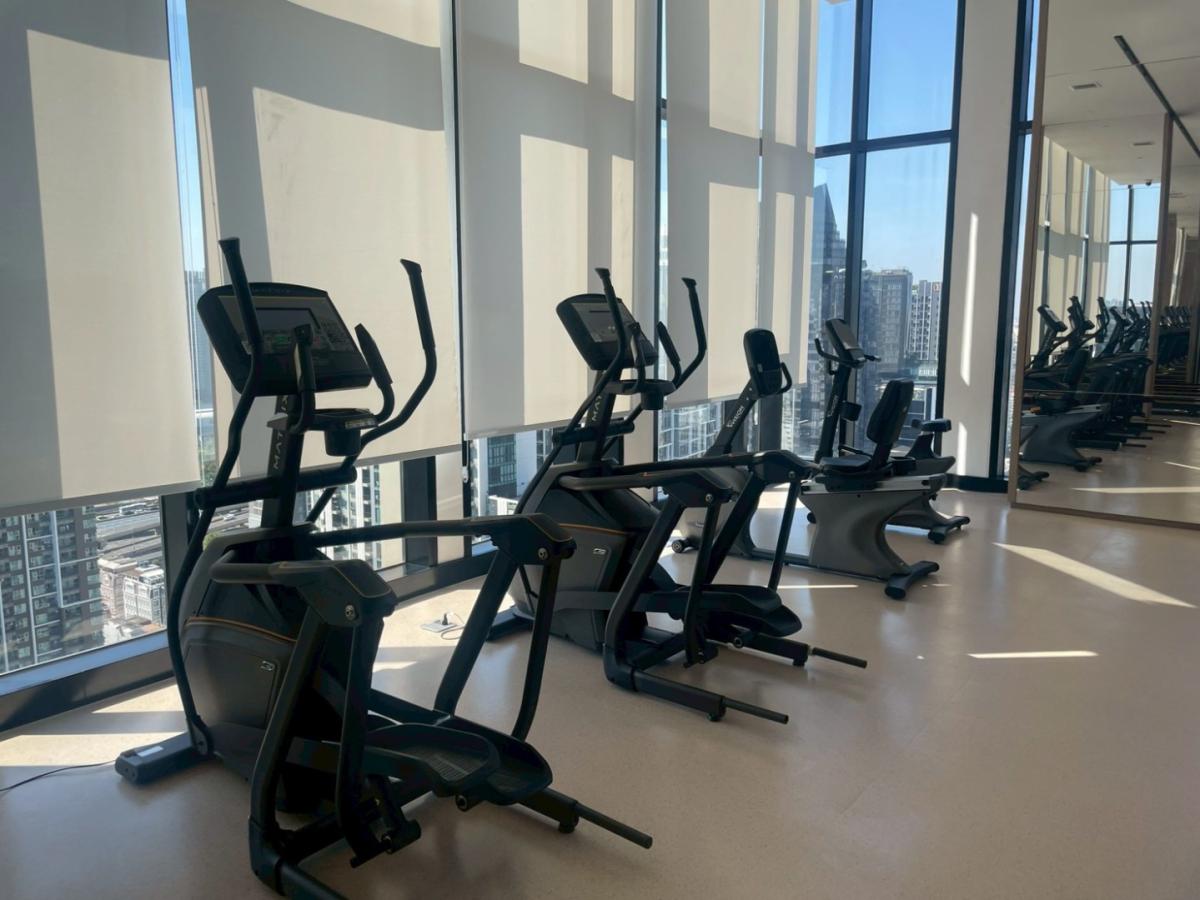 For RentCondoRama9, Petchburi, RCA : 🔥For Rent Now🔥 Noble New District R9, near MRT Rama 9 and Central Rama 9, only 180 meters away. Brand new room, fully furnished, ready to move in. (Available for long-term and short-term rentals)